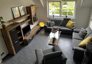 Posezení v ubytování Modernes Ferienhaus Sauerblick