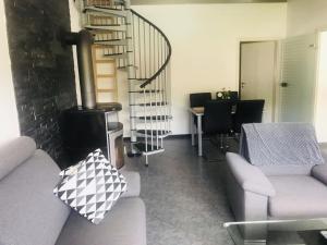 Posezení v ubytování Modernes Ferienhaus Sauerblick