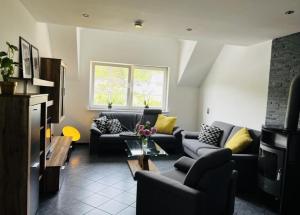 Posezení v ubytování Modernes Ferienhaus Sauerblick