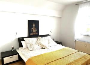 - une chambre avec un lit king-size et une couverture jaune dans l'établissement Modernes Ferienhaus Sauerblick, à Langsur