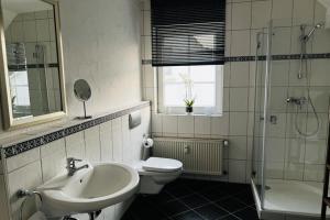 Koupelna v ubytování Modernes Ferienhaus Sauerblick + 23 fotografií