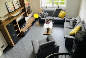 Posezení v ubytování Modernes Ferienhaus Sauerblick
