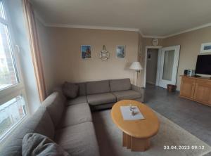 sala de estar con sofá y mesa en NEU! Ostseeperle Zinnnowitz, en Zinnowitz