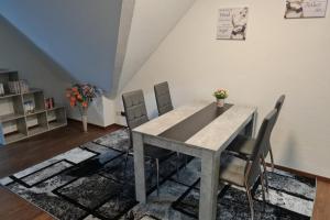 NEU! Ferienwohnung zum Anker في Heeslingen: غرفة طعام مع طاولة وكراسي