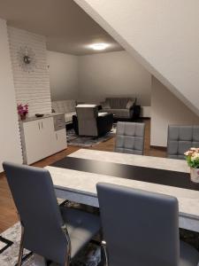 NEU! Ferienwohnung zum Anker في Heeslingen: غرفة معيشة مع كراسي وطاولة وأريكة