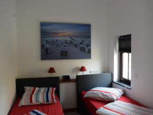 sypialnia z łóżkiem i obrazem na ścianie w obiekcie NEU! Moderne FeWo Nähe Plauer See 