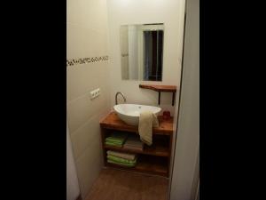 W łazience znajduje się umywalka i lustro. w obiekcie NEU! Moderne FeWo Nähe Plauer See 