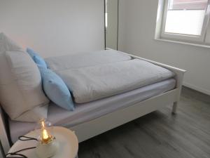 Postel nebo postele na pokoji v ubytování NEU Huus up Höcht FeWo 1