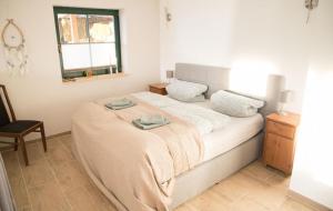 1 dormitorio con 1 cama con 2 toallas en NEU Auszeit am Küppel Sauna und Badeteich, en Gersfeld