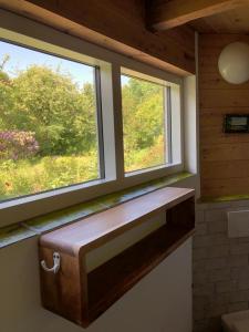 a bathroom with two windows and a wooden counter at NEU! Ferienhaus mit Naturgarten in Gleschendorf
