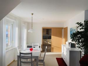a kitchen and dining room with a table and chairs at Schicke Ferienwohnung Victorbur in Südbrookmerland