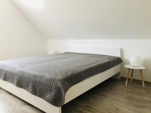 Postel nebo postele na pokoji v ubytování NEU Ferienwohnung Victorbur