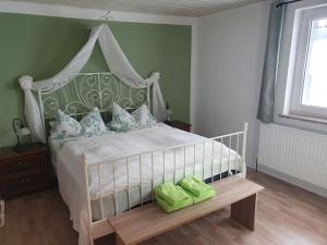Uma cama ou camas num quarto em Ferienwohnung im Fichtelgebirge