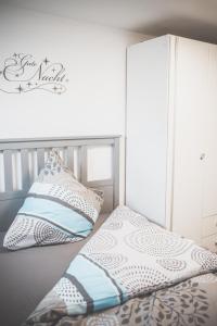 ein Schlafzimmer mit einem Bett und zwei Kissen in der Unterkunft NEU! Moderne Ferienwohnung Knüllwald in Knüllwald