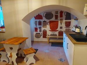 a kitchen with a table and a wall with a pattern at NEU! Ferienwohnung Böhlitz Neun in Grimma