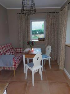 a living room with a couch and a table and chairs at NEU! Ferienwohnung Böhlitz Neun in Grimma