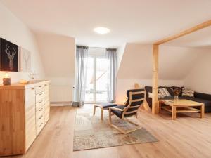 een woonkamer met een bank en een tafel bij NEU! Ferienwohnung im Gottesgarten am Obermain in Hochstadt am Main