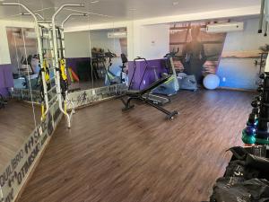 een fitnessruimte met paarse stoelen en een spiegel bij Não está disponível in Angra dos Reis