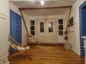 a room with blue doors and rocking chairs at NEU! Alte Schule Jarnsen Oberstübchen mit Balkon in Lachendorf