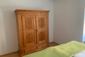 un armario de madera en la esquina de un dormitorio en NEU! Fewo History 2 Altstadt, en Aschersleben