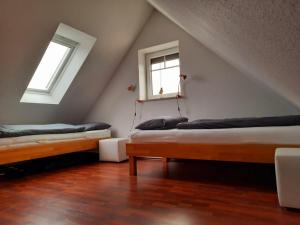 two beds in a room with two windows at NEU! Ferienhaus Küstenliebe in Harlesiel