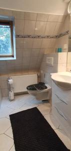 uma pequena casa de banho com WC e lavatório em NEU! Ferienwohnung Ramke OG em Lilienthal
