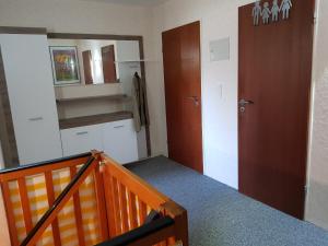 um pequeno quarto com uma escada e um quarto com uma porta em NEU! Ferienwohnung Ramke OG em Lilienthal