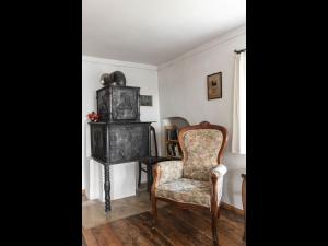 an old chair and a cabinet in a room at NEU ! Ferienwohnung Beim Kirschschuster in Schernfeld