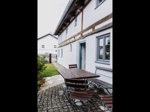 una mesa de picnic en el patio de una casa en NEU ! Ferienwohnung Beim Kirschschuster en Schernfeld