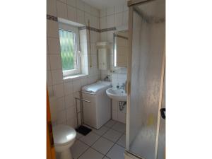 un baño con inodoro y lavabo en NEU Das Ferienhaus, en Dornumergrode 17 fotos más