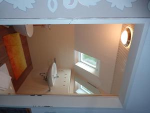 a small bathroom with a toilet and a window at NEU! Ferienwohnung im Leegmoor in Aurich