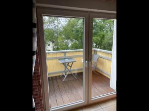 uma porta de vidro aberta para uma varanda com uma mesa em NEU! Ferienwohnung am Bauna em Baunatal