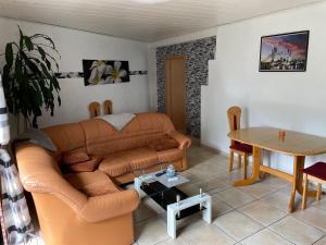 uma sala de estar com um sofá e uma mesa em NEU! Ferienwohnung am Bauna em Baunatal