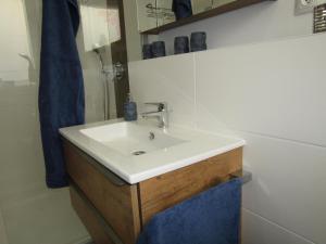 a bathroom with a white sink and a shower at NEU! Ferienwohnung Hofblick in Weilburg