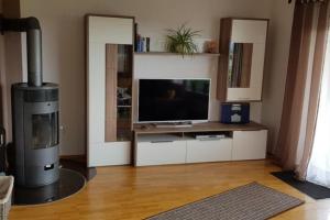 a living room with a television and a fireplace at NEU! Ferienwohnung am Schwedenberg in Elfershausen