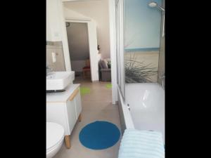 BrendlorenzenにあるNEU Modernes Appartment Laraの浴槽、トイレ、洗面台を備えたバスルーム