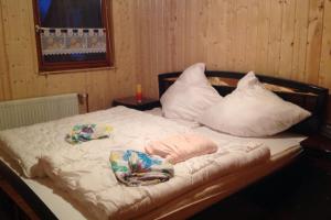 Postel nebo postele na pokoji v ubytování NEU Ferienholzhaus direkt am Deich mit Hund