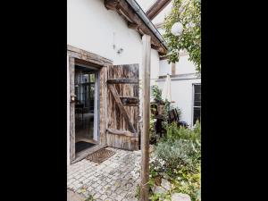 una puerta abierta a una casa con jardín en NEU! Studio Beim Kirchschuster en Schernfeld