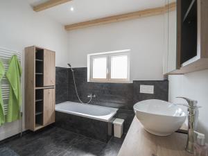 Bilik mandi di NEU! Ferienhaus Upgant