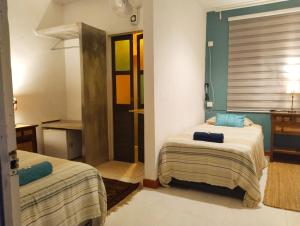 een kamer met 2 bedden in een kamer bij Pondok Keladi Langkawi Guesthouse in Pantai Cenang