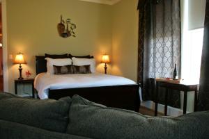Cama ou camas em um quarto em La Bastide Bed and Breakfast