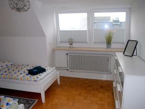 Habitación pequeña con cama y ventana en NEU Ferienwohnung Heda, en Dannewerk