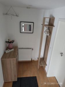 een kamer met een houten bureau en een spiegel bij NEU! Ferienhaus Römer in Bad Sülze