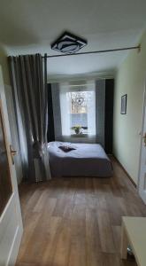 1 dormitorio con cama y ventana en NEU! Ferienwohnung Unger, en Schwarzenberg