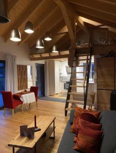 a living room with a couch and a table at Die Schorenmoos-Lodge in Dietmannsried