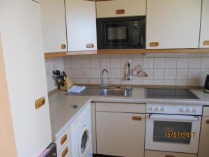 Kuchyň nebo kuchyňský kout v ubytování Bungalow Friese 700 Meter vom Strand