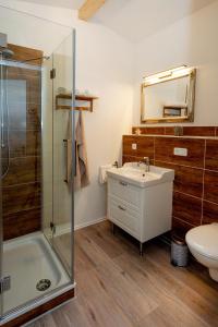 a bathroom with a sink and a shower at NEU! Ferienwohnung Zur Eiche in Toppenstedt