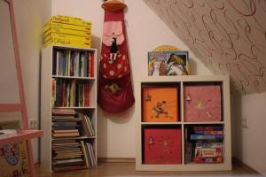 um quarto com duas estantes de livros com livros em Ferienwohnung Geeske im Gulfhof em Krummhörn