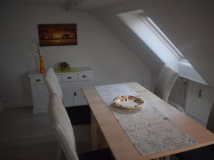 a dining room with a table and chairs and a window at Ferienwohnung Völkel in Tangermünde