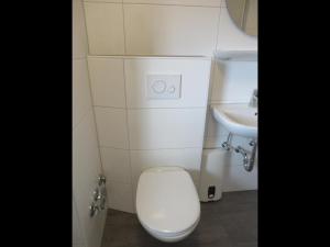 a bathroom with a toilet and a sink at Ferienwohnung Hafenkoje in Dornum